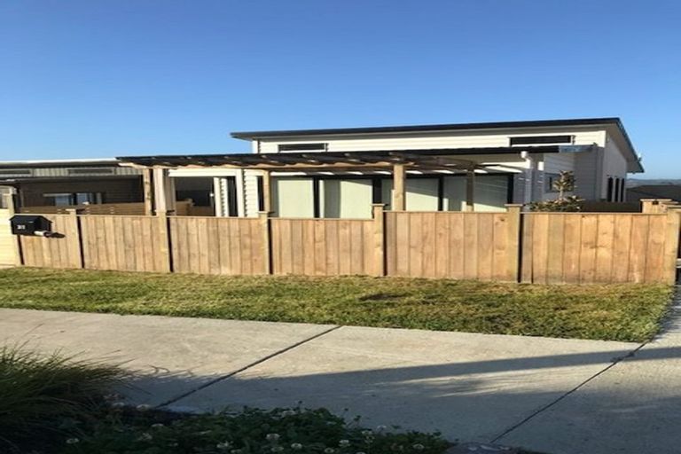 Photo of property in 31 Ascension Crescent, Orewa, 0931