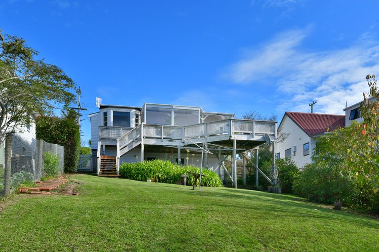 Photo of property in 9 Moffat Road, Red Beach, 0932