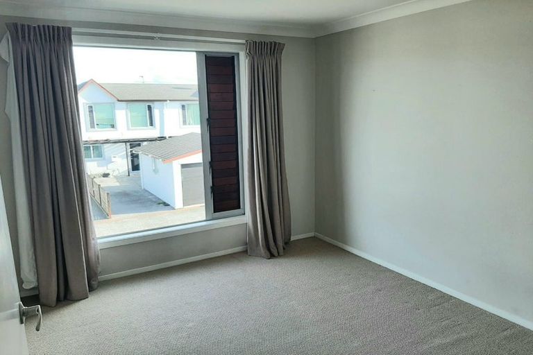 Photo of property in 9b Clearwater Cove, West Harbour, Auckland, 0618