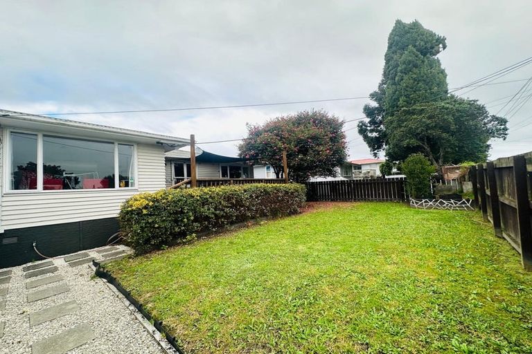 Photo of property in 25 Larnoch Road, Henderson, Auckland, 0610