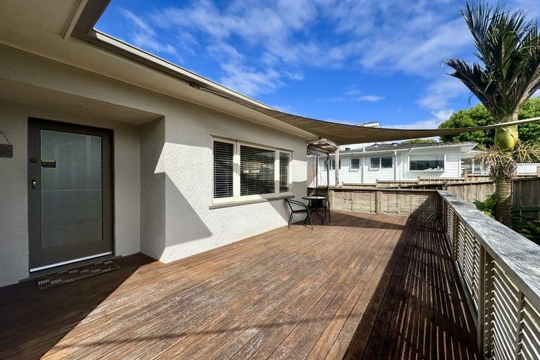 Photo of property in 2/26 Dallinghoe Crescent, Milford, Auckland, 0620