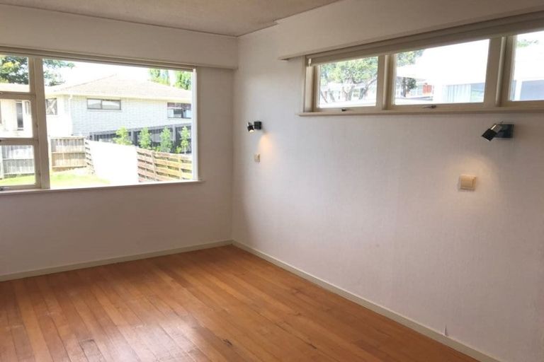 Photo of property in 1 Lenihan Street, Northcote, Auckland, 0627