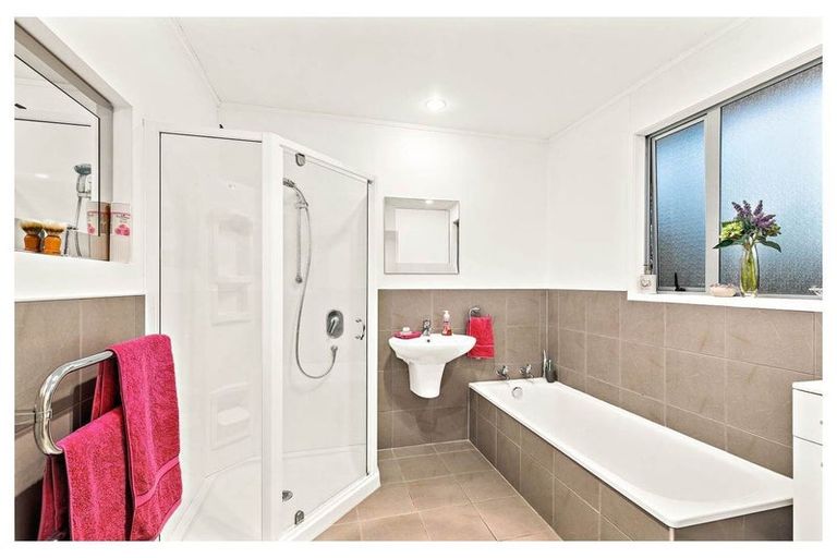 Photo of property in 2 Allington Road, Massey, Auckland, 0614