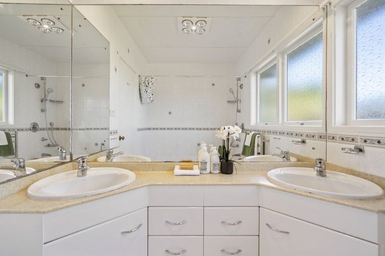 Photo of property in 10 Brunton Place, Glenfield, Auckland, 0629