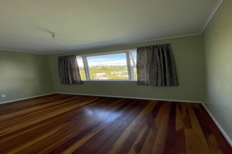 Photo of property in 147 Ruskin Road, Newlands, Wellington, 6037