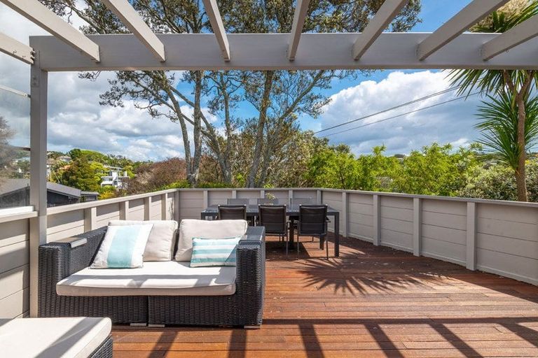 Photo of property in 2 Lyons Avenue, Murrays Bay, Auckland, 0630