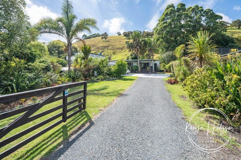 Photo of property in 10 Regent Street, Whakapirau, Maungaturoto, 0583