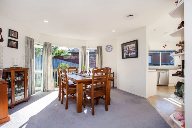 Photo of property in 6 Cayman Place, Unsworth Heights, Auckland, 0632