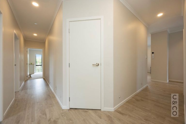 Photo of property in 15 Vogwill Road, Kumeu, 0810