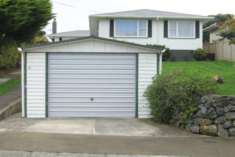Photo of property in 15 Pinkerton Grove, Newlands, Wellington, 6037
