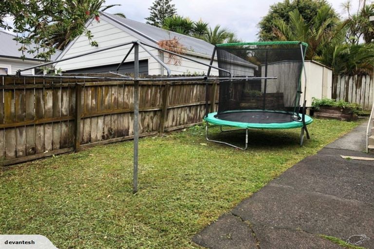 Photo of property in 17 Blacklock Avenue, Henderson, Auckland, 0612