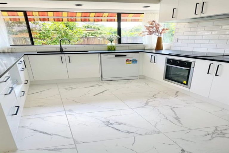 Photo of property in 21 Woodview Rise, Botany Downs, Auckland, 2010