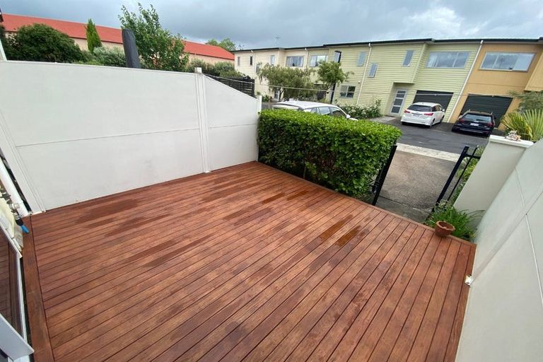 Photo of property in 29/11 Ray Small Drive, Papakura, 2110