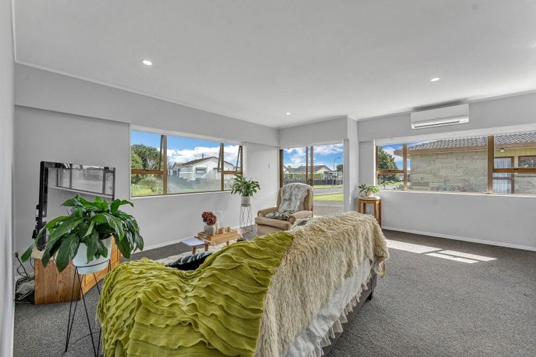 Photo of property in 17 Edgewater Parade, Waiuku, 2123