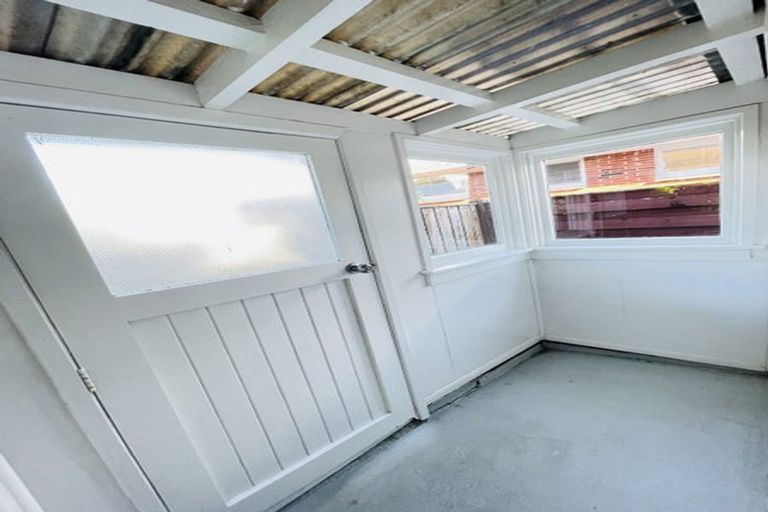 Photo of property in 9 Seaview Road, Castor Bay, Auckland, 0620