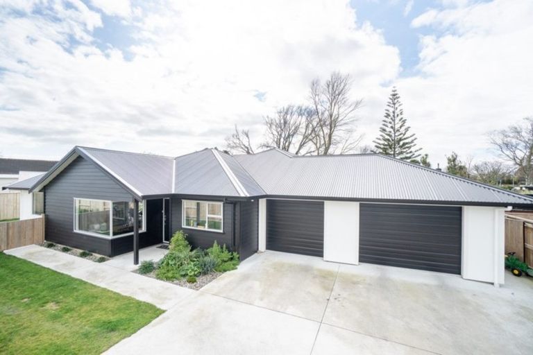 Photo of property in 6 Waimarama Court, Roslyn, Palmerston North, 4414
