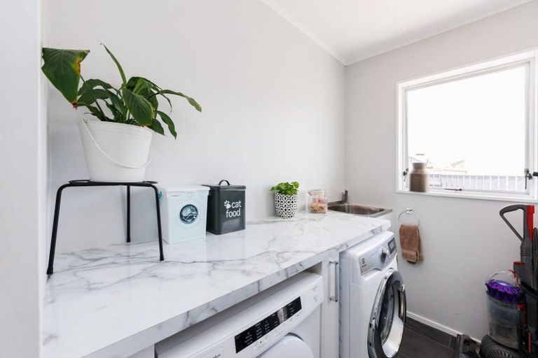 Photo of property in 3 Forbes Place, Kelvin Grove, Palmerston North, 4414