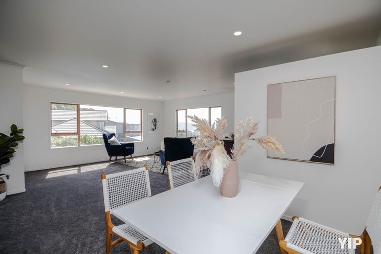 Photo of property in 37 Dress Circle, Newlands, Wellington, 6037