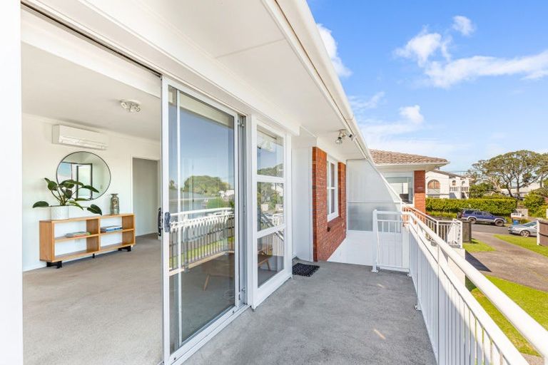 Photo of property in 2/18 Westwell Road, Belmont, Auckland, 0622