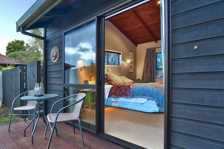 Photo of property in 1 South Lynn Road, Titirangi, Auckland, 0604