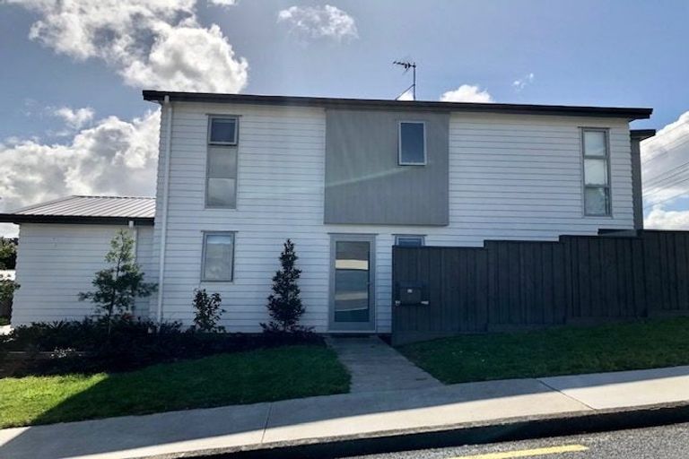 Photo of property in 1a Pavola Grove, Glenfield, Auckland, 0629