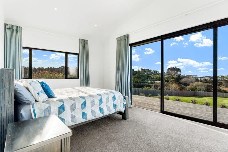 Photo of property in 7 Laguna Place, Matakatia, Whangaparaoa, 0930