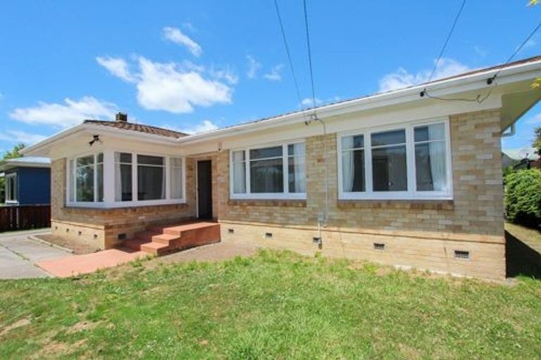 Photo of property in 18 Oxford Street, Fairfield, Hamilton, 3214