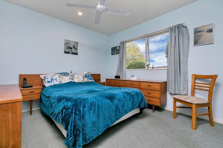 Photo of property in 2/218 Sunnynook Road, Totara Vale, Auckland, 0627