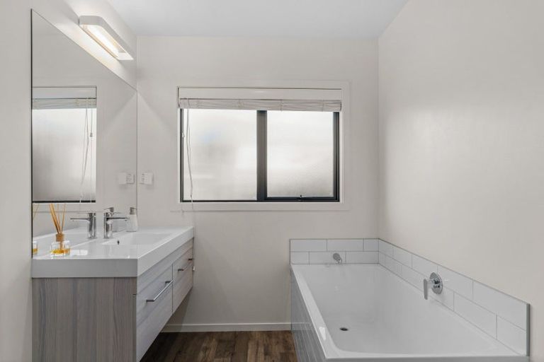 Photo of property in 29 Marbleleaf Lane, Albert Town, Wanaka, 9305