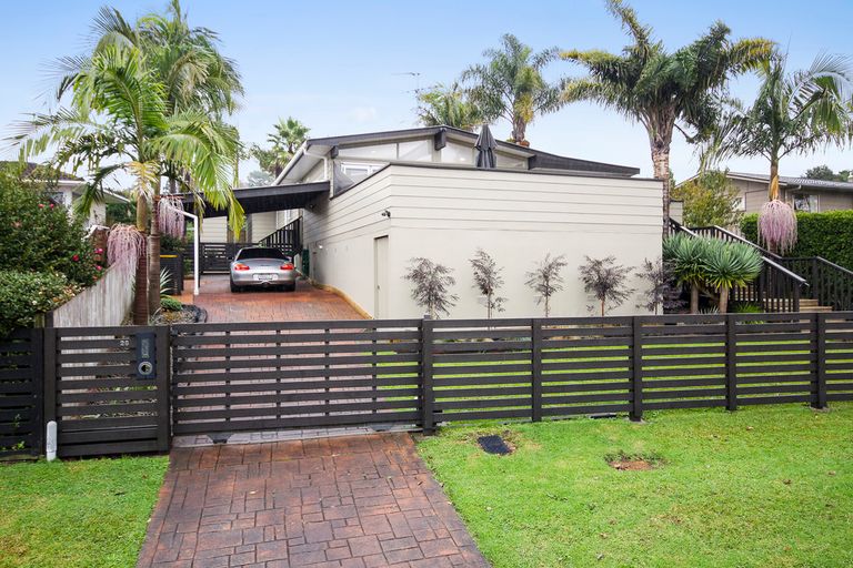 Photo of property in 26 Pipitea Place, Massey, Auckland, 0614