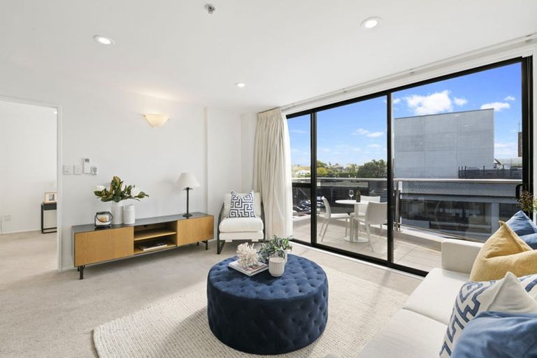 Photo of property in Mon Desir Apartments, 5/175h Hurstmere Road, Takapuna, Auckland, 0622
