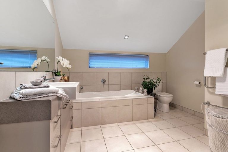 Photo of property in 192 Ridge Road, Howick, Auckland, 2014