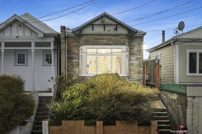 Photo of property in 5 Glendavar Street, Berhampore, Wellington, 6023