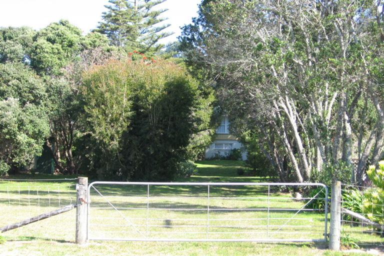 Photo of property in 11 Marine Parade, Cooks Beach, Whitianga, 3591