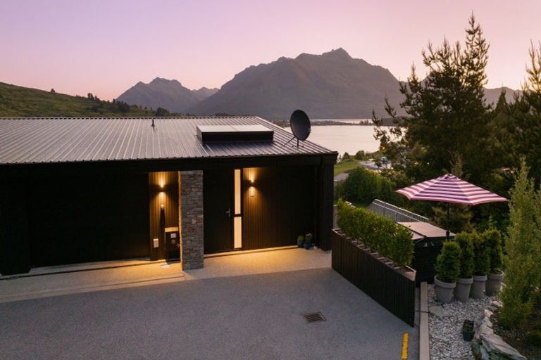 Photo of property in 16 Highlands Close, Queenstown, 9300