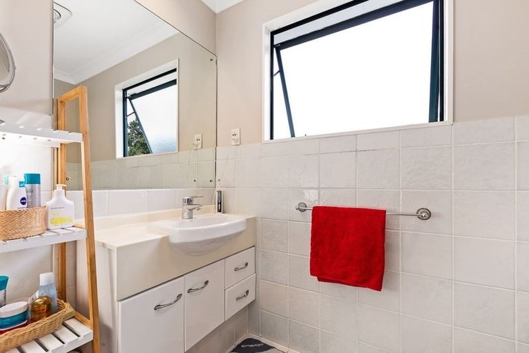 Photo of property in 6 David Beattie Place, Chatswood, Auckland, 0626