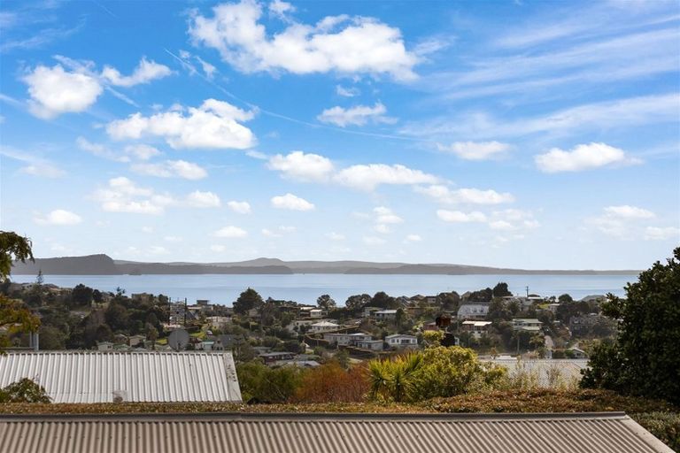 Photo of property in 1 Surf Road, Stanmore Bay, Whangaparaoa, 0932