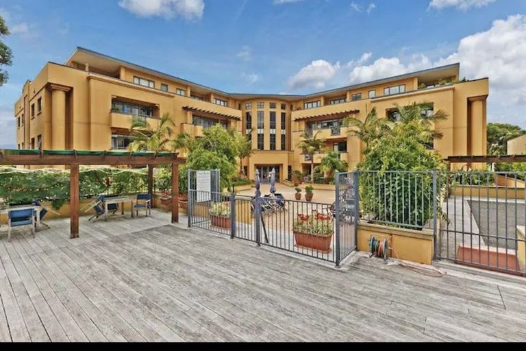 Photo of property in 2c/7-11 Bute Road, Browns Bay, Auckland, 0630