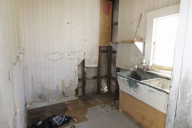 Photo of property in 112 Cornfoot Street, Castlecliff, Whanganui, 4501