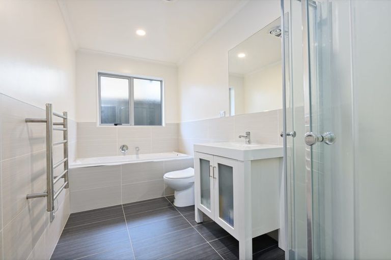 Photo of property in 106c Simpson Road, Henderson Valley, Auckland, 0614