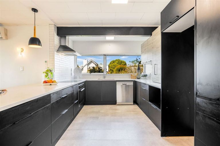 Photo of property in 94 Exmouth Road, Northcote, Auckland, 0627