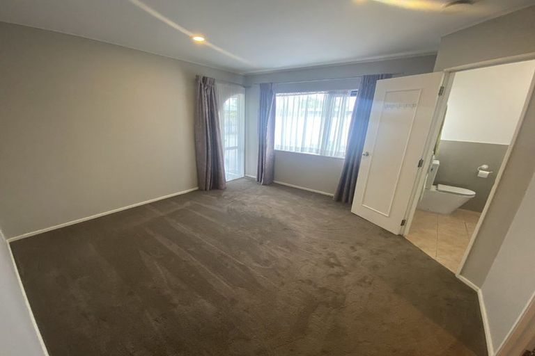 Photo of property in 2/20 Ben Nevis Place, Northpark, Auckland, 2013