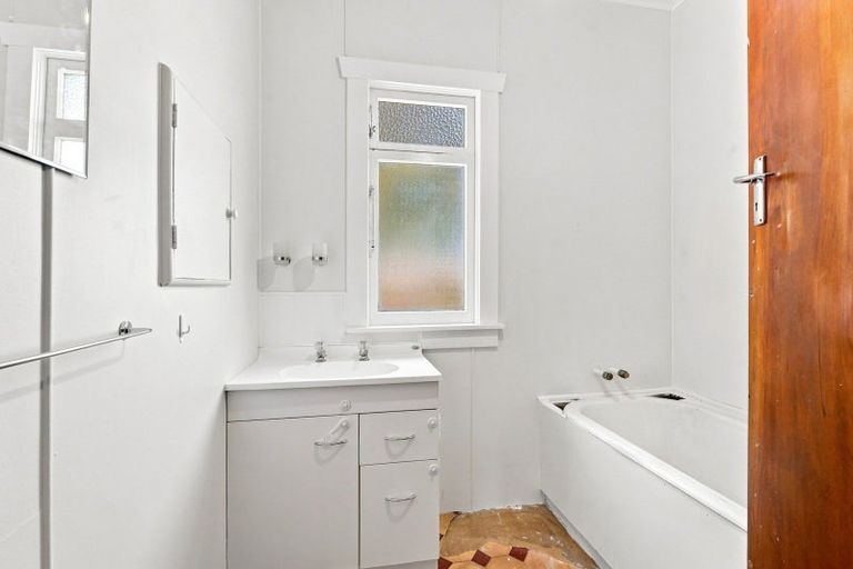 Photo of property in 100 Gonville Avenue, Gonville, Whanganui, 4501