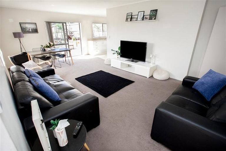 Photo of property in 2/27 Kopara Place, Clendon Park, Auckland, 2103