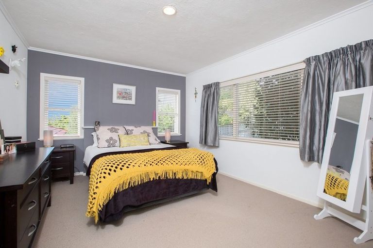 Photo of property in 9 Barron Drive, Green Bay, Auckland, 0604