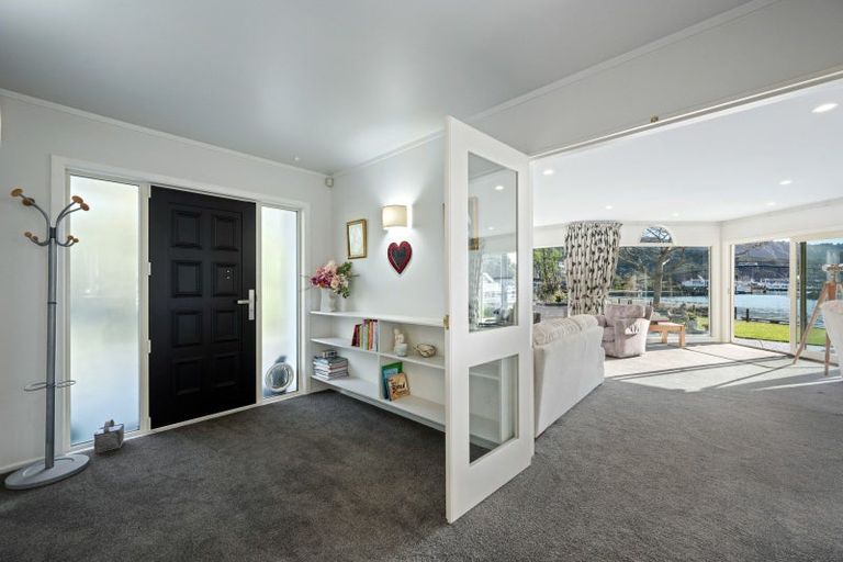 Photo of property in 37 Waikawa Road, Picton, 7220