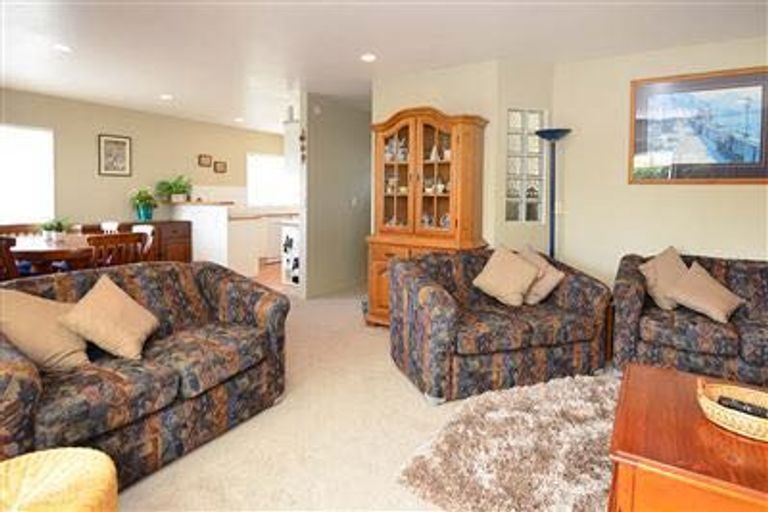 Photo of property in 2 Tyrico Close, Unsworth Heights, Auckland, 0632