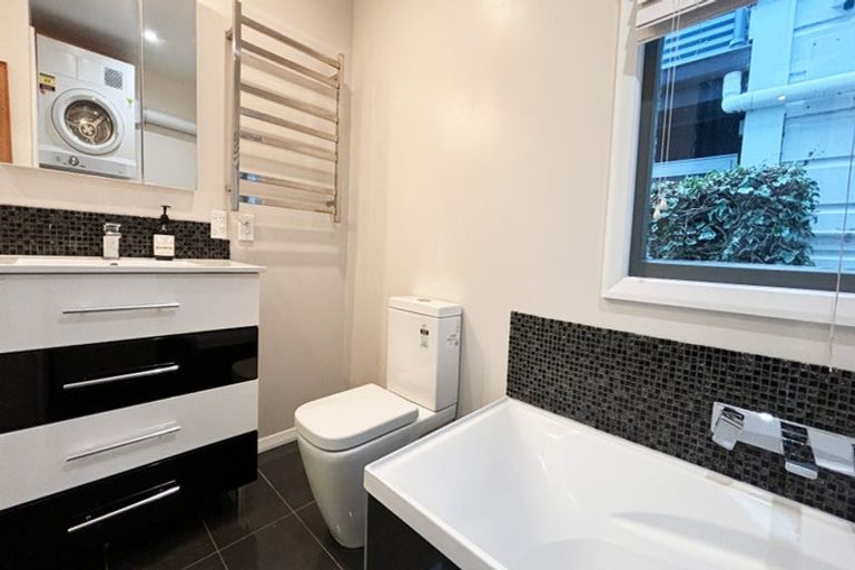 Photo of property in 92 Austin Street, Mount Victoria, Wellington, 6011