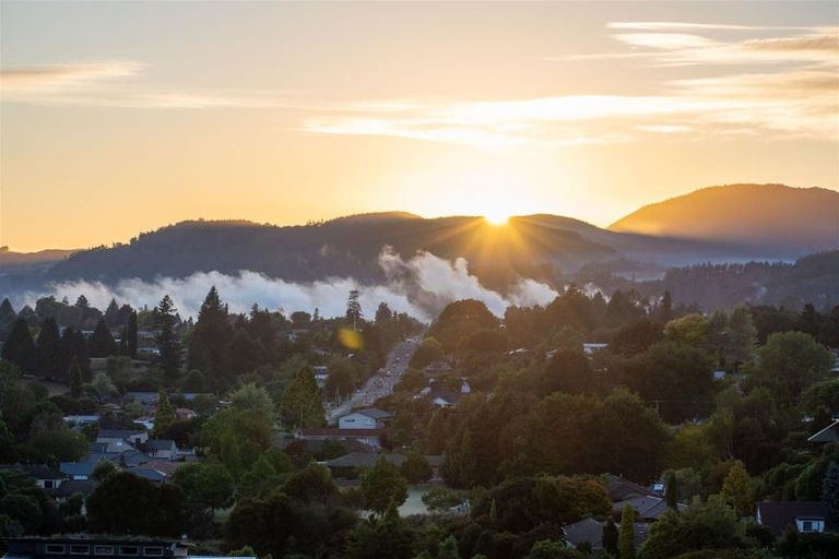 Photo of property in 39 Great Road West, Matipo Heights, Rotorua, 3015