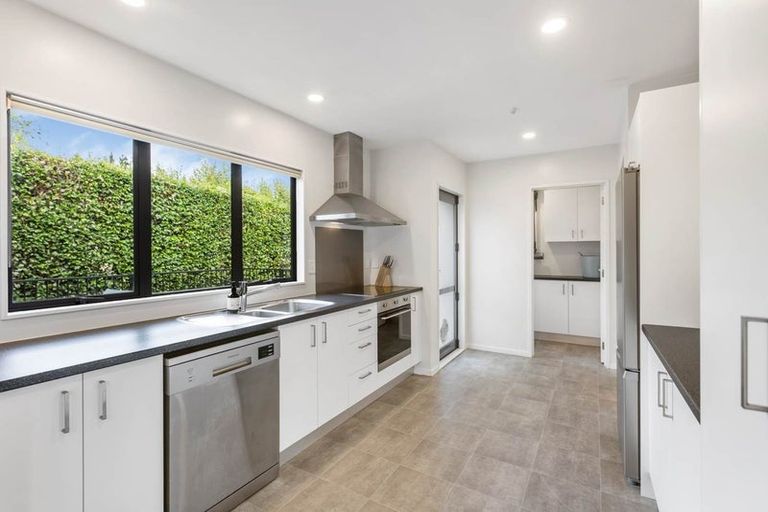 Photo of property in 16 Moera Place, Stanmore Bay, Whangaparaoa, 0932